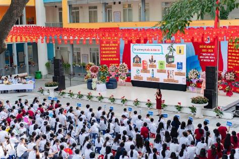 A group of people on a stage AI-generated content may be incorrect.