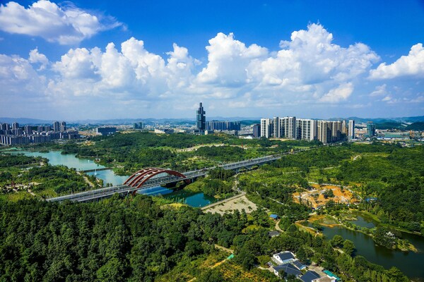 A beautiful view of Guanshanhu District of Guiyang, Guizhou province.(Photo by Cao Jingjian)