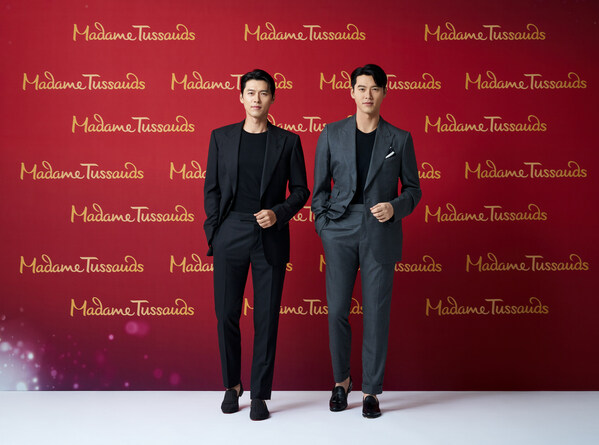 Nam diễn viên Hàn Quốc Hyun Bin tạo dáng giống tượng sáp của mình tại bảo tàng Madame Tussauds. (Ảnh: Madame Tussauds Singapore)