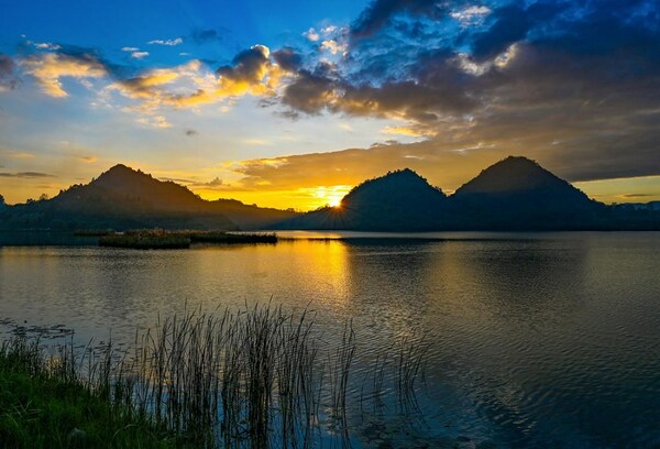 The beautiful scenery of Moon Lake in the Moon Lake Park of SW China’s Guiyang.