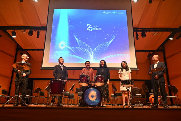 VIPs at the Gong Ceremony. Left to right: Mr. Su Jin (Deputy General Manager, CCB Singapore), Mr. Zhu Jing, DPM Mr. Heng Swee Keat, Ms. Sun Nianbei, Ms. Phua Wee Ling (Executive Director, Financial Centre Development, MAS), Mr. Zong Changqing (Minister-Counsellor, Chinese Embassy in Singapore)