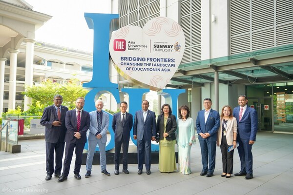 Tan Sri Sir Dr. Jeffrey Cheah, founder and chairman of Sunway Group and YB Dato’ Seri Diraja Dr. Zambry Abdul Kadir, Minister of Higher Education Malaysia alongside distinguished guests at THE Asia Universities Summit, Sunway University.